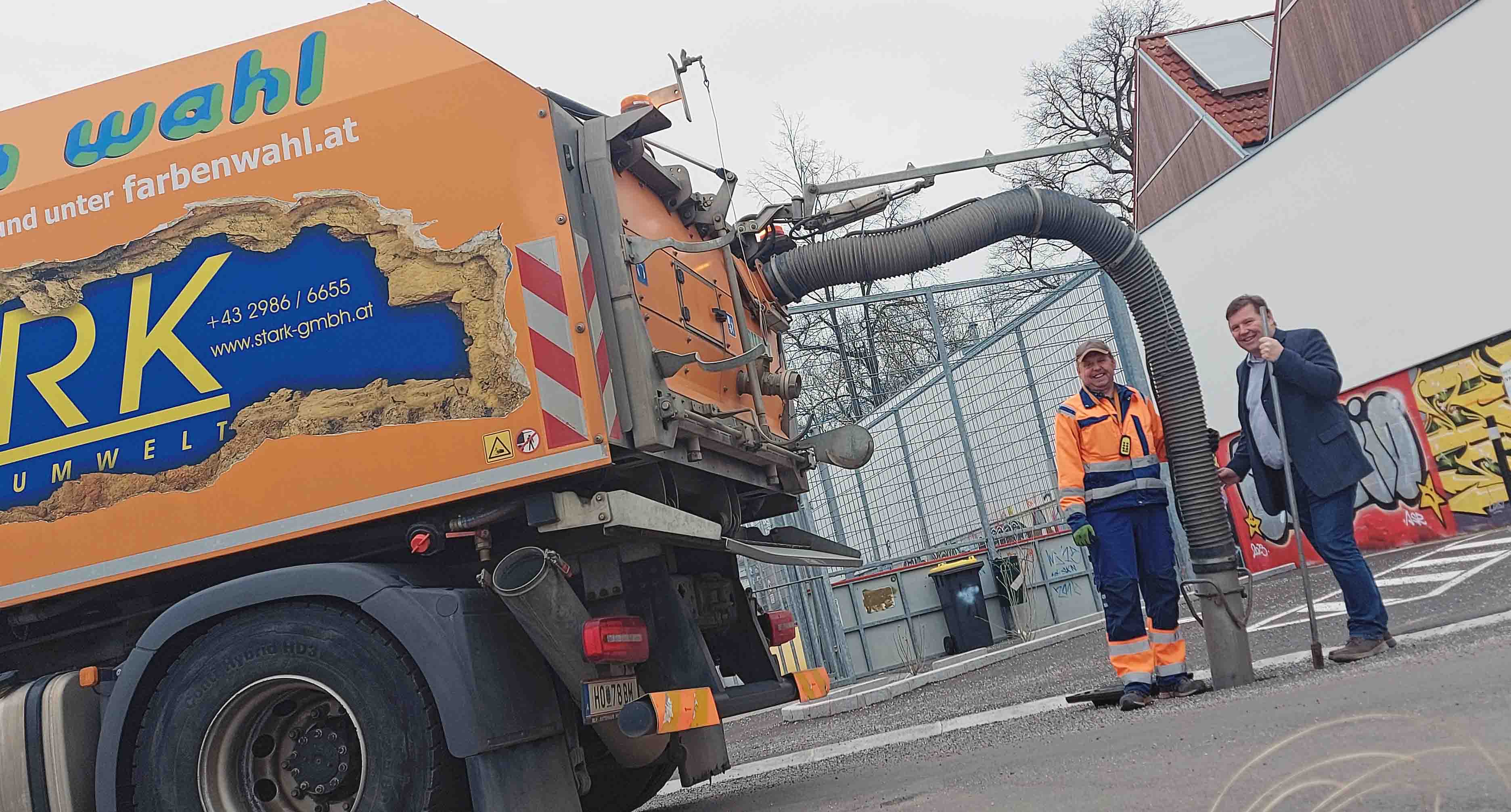Kehrmaschinenfahrer Alois Hochleitner (li) und Ing. Johannes Strommer (re) beim Reinigen der Einlaufschächte. 